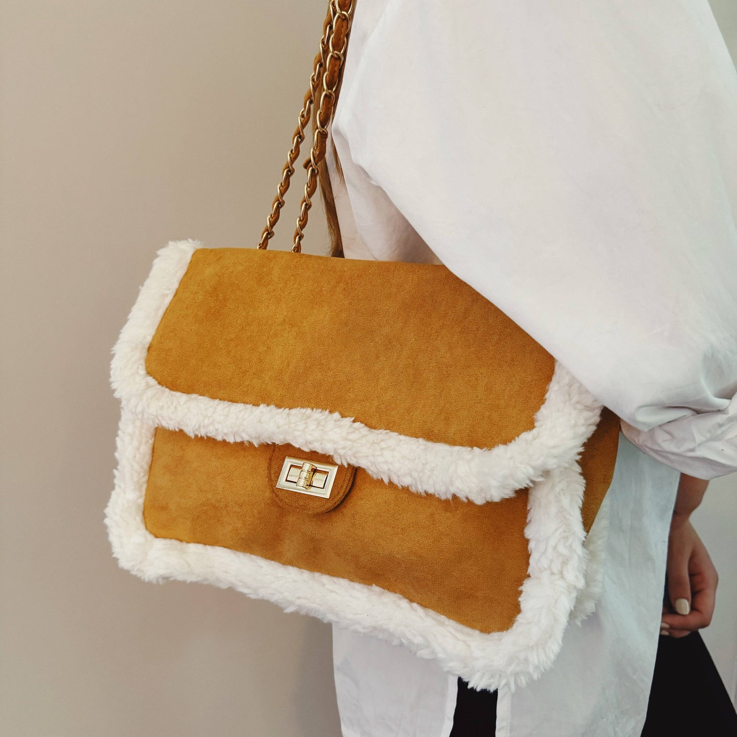 Luxe Deluxe Chain Shoulder Bag: Creamy Caramel